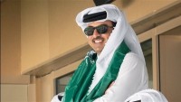 الشيخ-تميم-يرتدي-علم-السعودية-بعد-فوز-المنتخب-السعودي-على-نظيره-الأرجنتيني