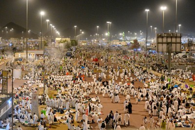 الحجاج-يبيتون-في-مزدلفة-ويستعدون-لرمي-جمرة-العقبة