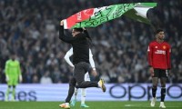 “أوقفوا-قتل-أطفال-غزة”..-مشجع-يقتحم-ملعب-مباراة-في-دوري-أبطال-أوروبا-يرفع-علم-فلسطين