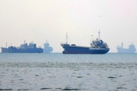 طهران-تعلن-مقتل-شخص-بهجوم-على-سفينة-تجارية...-وبزشكيان:-إيران-لن-تستسلم-أبداً