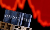 النفط-يتراجع-بعد-مسيرة-ارتفاع-طويلة-بدعم-من-تمديد-خفض-الإمدادات